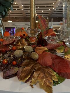 ✨ A touch of autumn elegance ✨
This arrangement blooms upon a stunning five-arm crystal cadleholder, where the soft glow of candlelight meets the rich warmth of fall. Golden leaves, deep amber tones, and gentle textures come together to celebrate the beauty of the season — a perfect harmony of light, color, and grace. 🍂🕯️