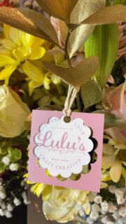 Spring whispers in petals and porcelain.
A gentle arrangement where blooms rest in a charming cup and ceramic tray—
a reminder that beauty lives in the little rituals,
soft mornings, and flowers chosen with love. 💐🤍

Hashtags recomendados:
#SpringFlowers #FloralArrangement #RomanticVibes #FloralDesign #eustisflowers