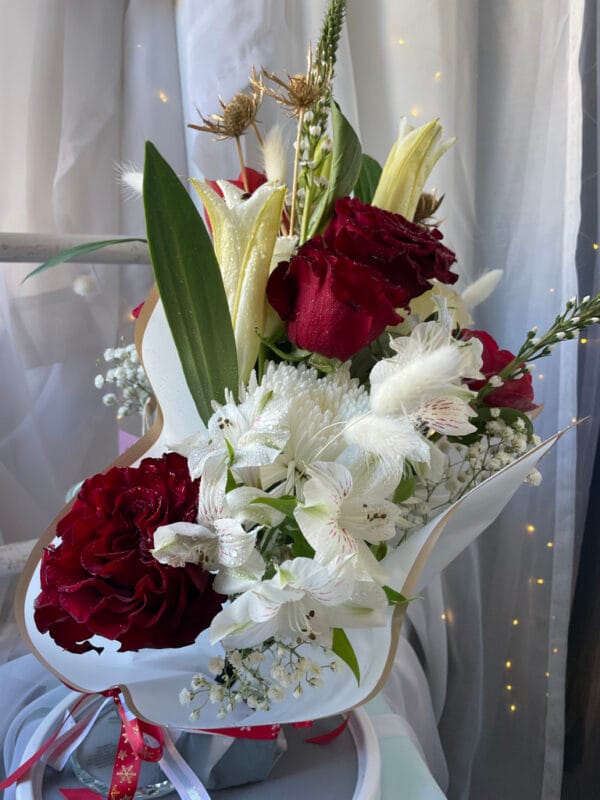 Beautiful floral arrangement in a rock crystal base - Image 7