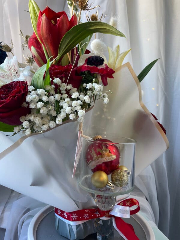 Beautiful floral arrangement in a rock crystal base - Image 3