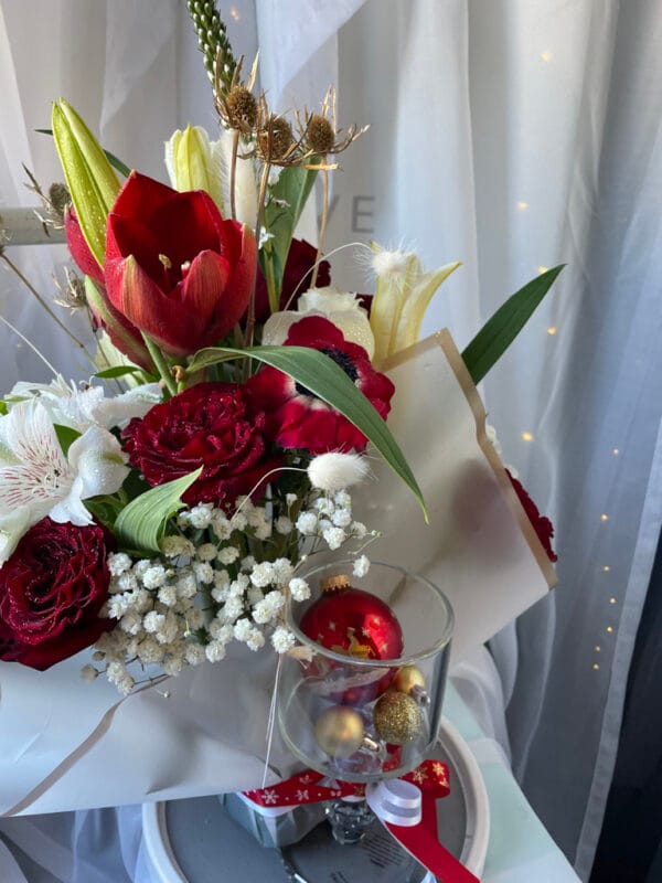 Beautiful floral arrangement in a rock crystal base - Image 4