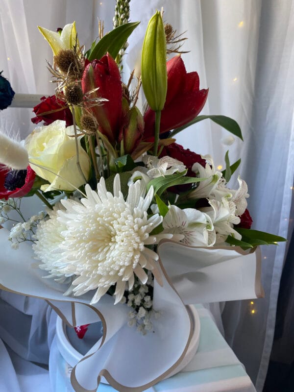 Beautiful floral arrangement in a rock crystal base - Image 5