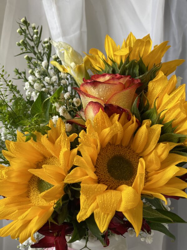 Unique and Vibrant Bouquets for you - Image 16