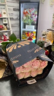 A poetic bloom of tenderness and grace 💗
50 pink roses whispering admiration, intertwined with the timeless elegance of lilies and the unique texture of dragontail foliage.
A bouquet that speaks softly… yet says everything.

#PinkRoses #LuxuryFlowers #FloralArt #ElegantBlooms #RomanticGift FlowerLovers LuxuryBouquet FreshFlowers ArtInBloom FloralDesign SoftElegance TimelessBeauty